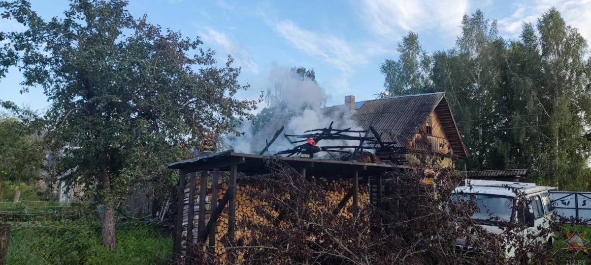 Пожар в Костюковичском районе тушили спасатели - ребенок разводил костер внутри сарая