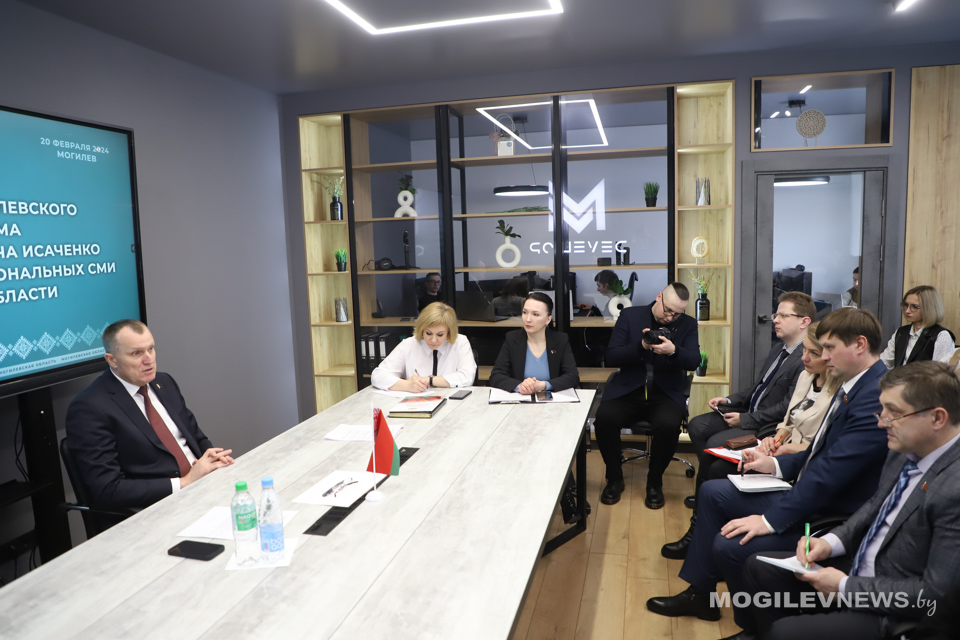 Анатолий Исаченко встретился с руководителями СМИ в Доме печати. Фото