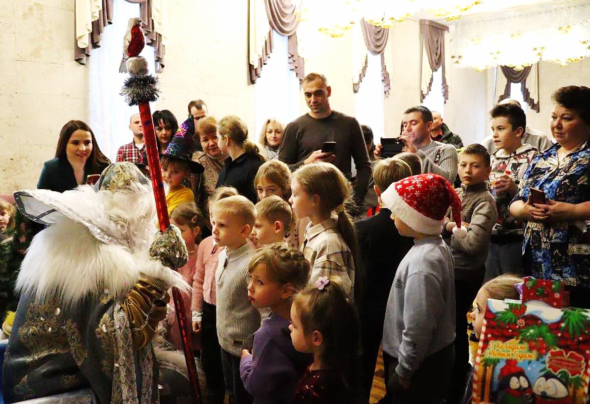 Бобруйские милиционеры пригласили детей на новогоднее представление и посетили многодетные семьи