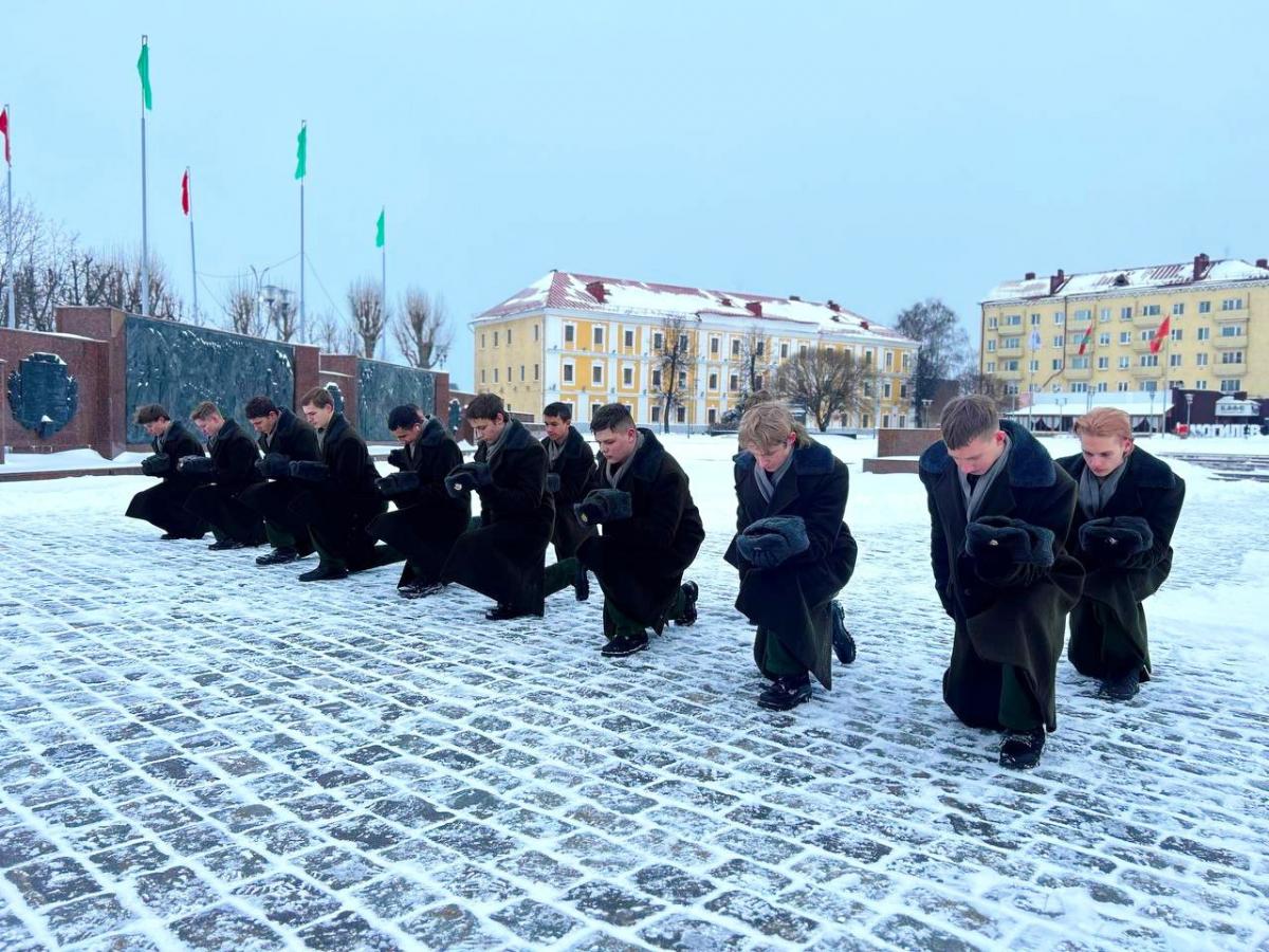 Ветеран милиции провел инструктаж перед школьниками, заступающими на Вахту Памяти
