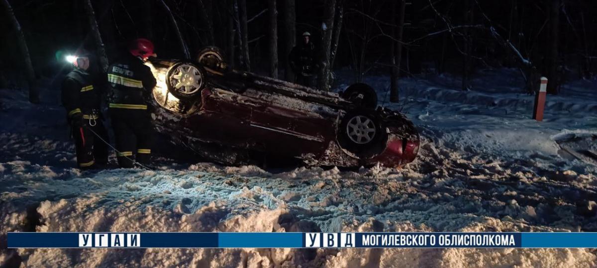 В Могилевском районе опрокинулся автомобиль, водитель в больнице