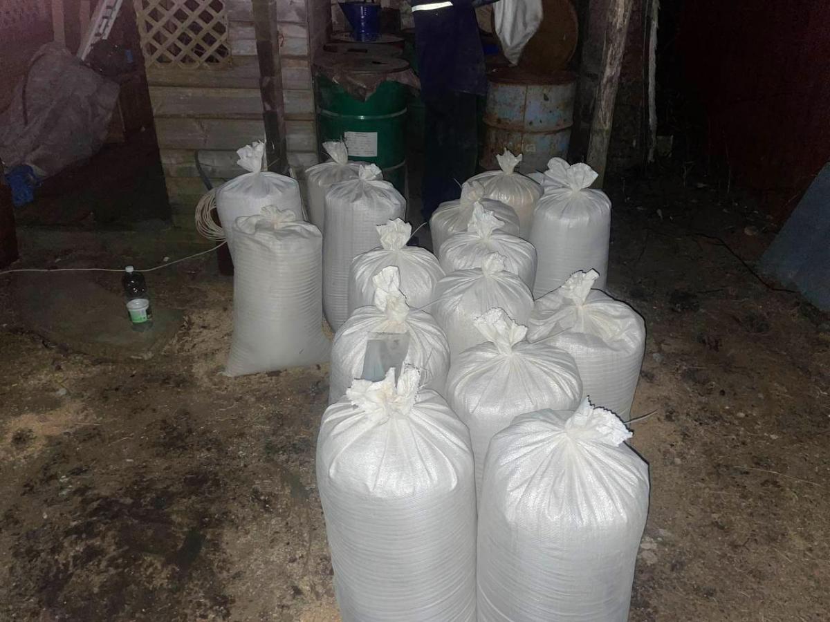 Работник сельхозпредприятия похитил более 750 кг комбикорма