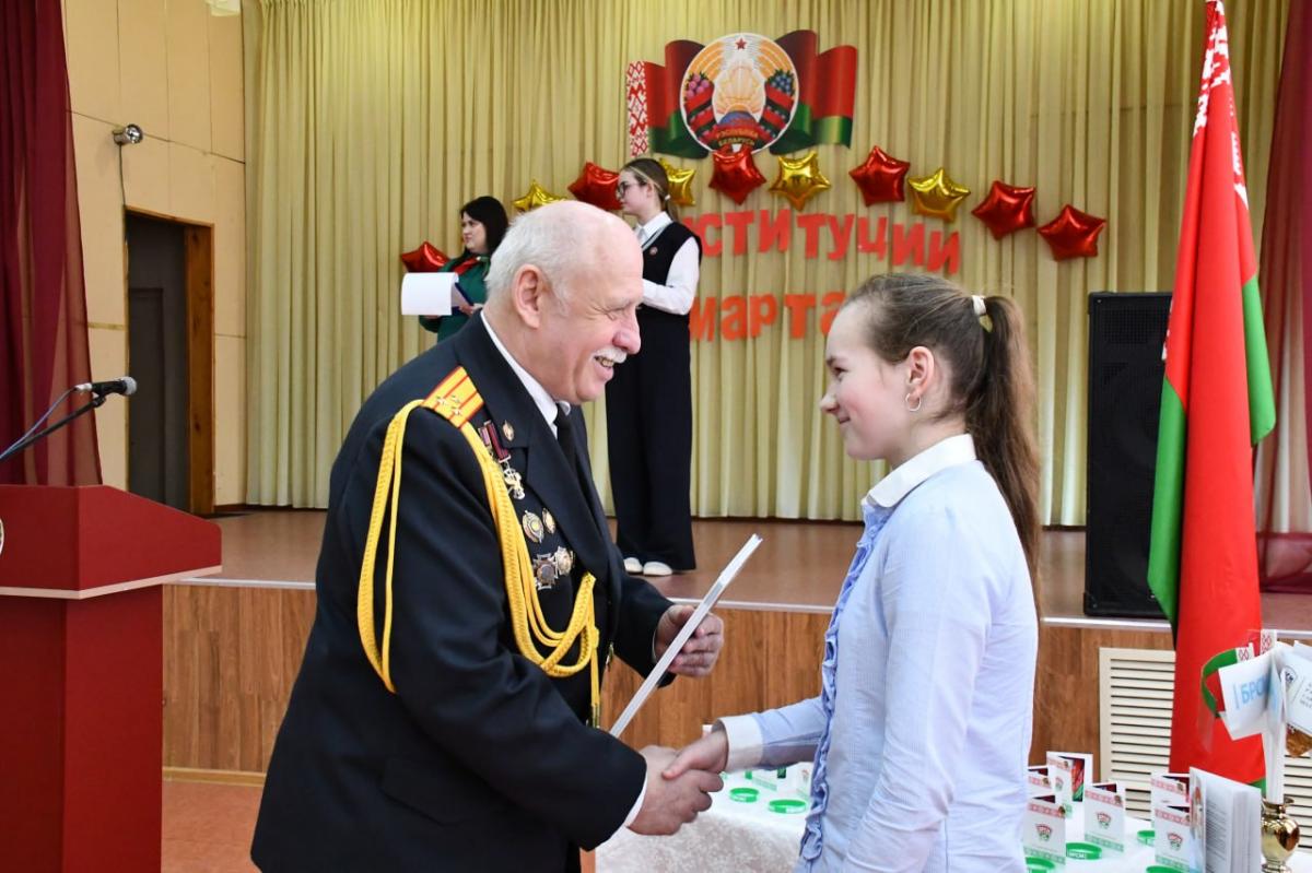 В канун Дня Конституции председатель Могилевского областного Совета ветеранов ОВД и ВВ побывал в школе имени К.Г. Владимирова