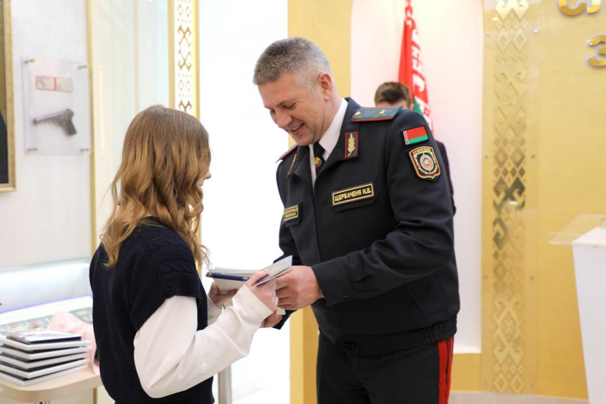 В УВД облисполкома школьникам вручили паспорта, молодым сотрудникам – погоны