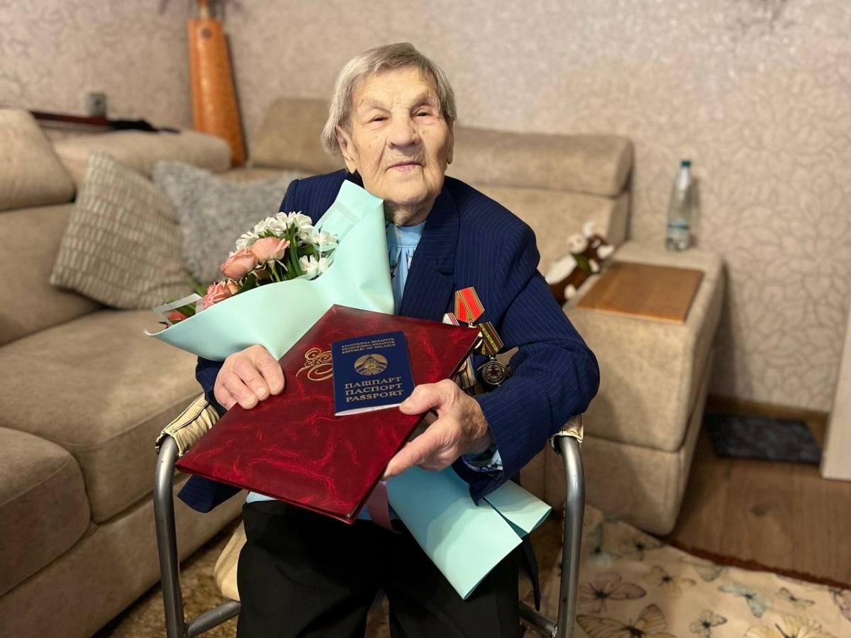 100-летней могилевчанке вручили паспорт