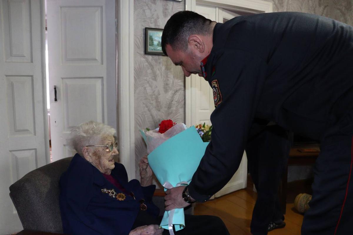 Начальник бобруйской милиции вручил паспорт двум пенсионеркам, которые отметили вековой юбилей