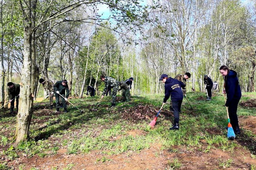 Правоохранители Могилевщины приняли участие в республиканском субботнике