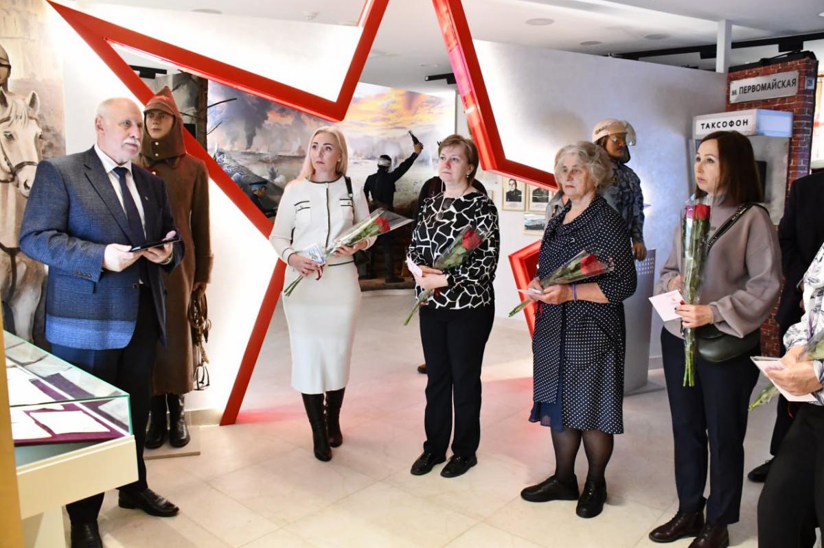 Супругам милиционеров в Могилеве вручили медали «Жене офицера»