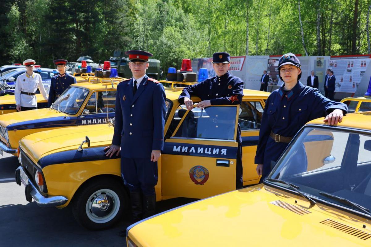 У мемориального комплекса в деревне ГАИ развернулись выставки ретро- и современной техники