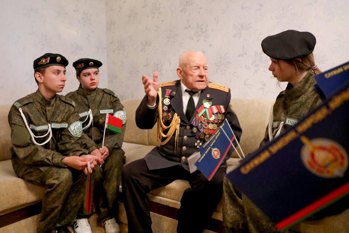 В преддверии Дня Победы начальник УВД поздравил ветерана Великой Отечественной войны и органов внутренних дел Николая Илькевича