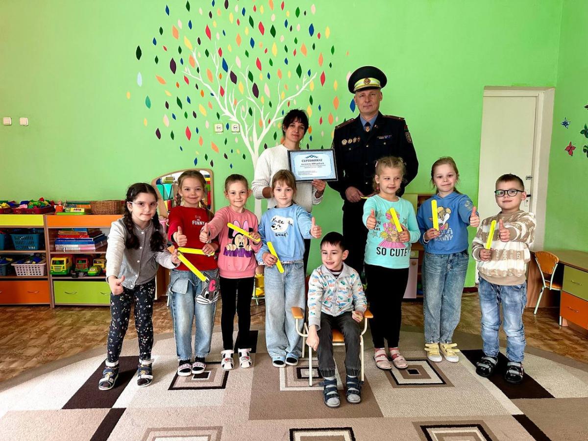 В Горках милиционер передал денежный сертификат детскому саду