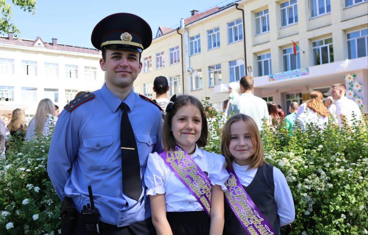 На Могилевщине проходят последние звонки, правопорядок на них обеспечивают милиционеры
