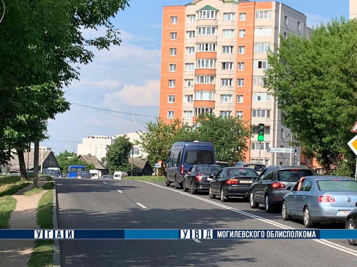 На объездной дороге на перекрестке улицы Гагарина и бульвара Непокоренных установлен временный светофорный объект