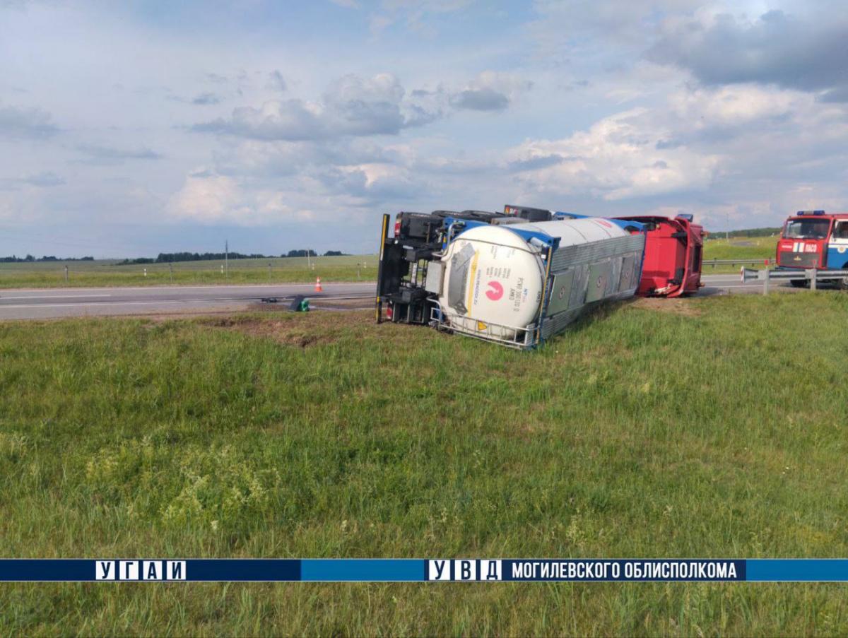 В Могилевском районе фура съехала в кювет