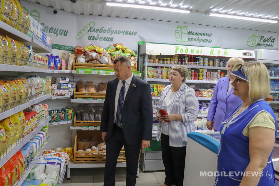 Сенатор Александр Горошкин провел мониторинг цен в Славгородском районе
