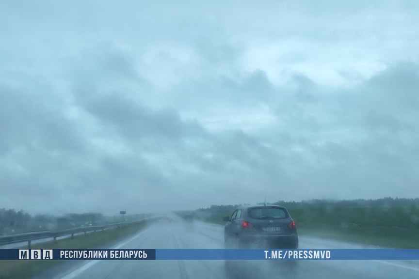 В стране объявлен оранжевый уровень опасности: сегодня вечером грозы и сильные ливни, завтра - снова жарко