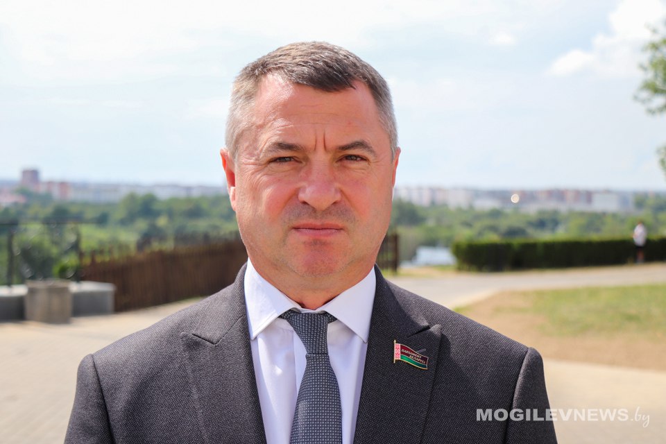 Александр Горошкин провел мониторинг цен и ассортимента школьной формы в регионах