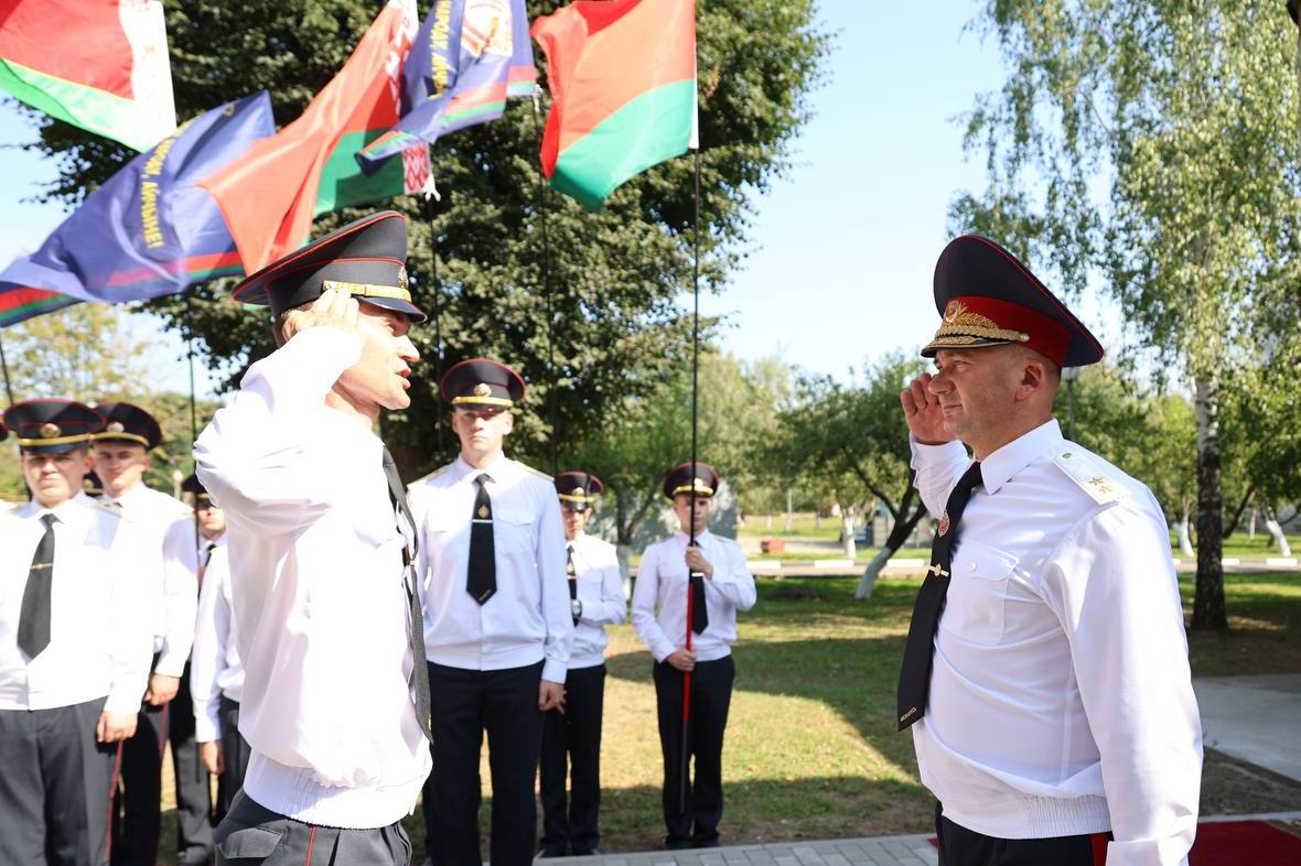 В преддверии нового учебного года министр внутренних дел Иван Кубраков и заместитель министра Дмитрий Корзюк посетили Могилевский институт МВД