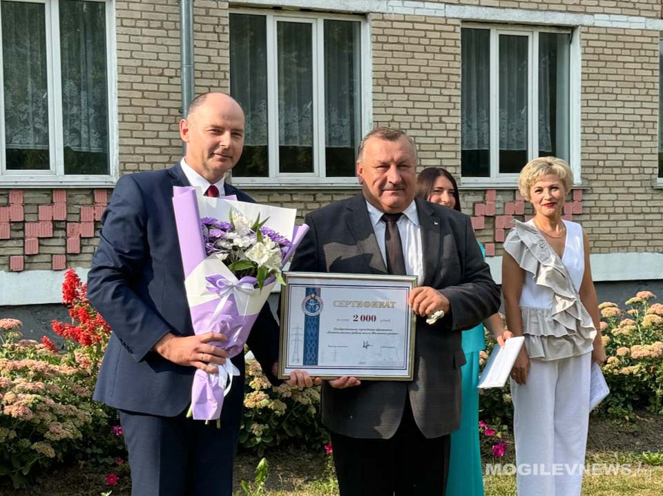 «Любите Беларусь! Мира вам и добра!». Министр энергетики Беларуси посетил торжественные линейки в Могилевской области