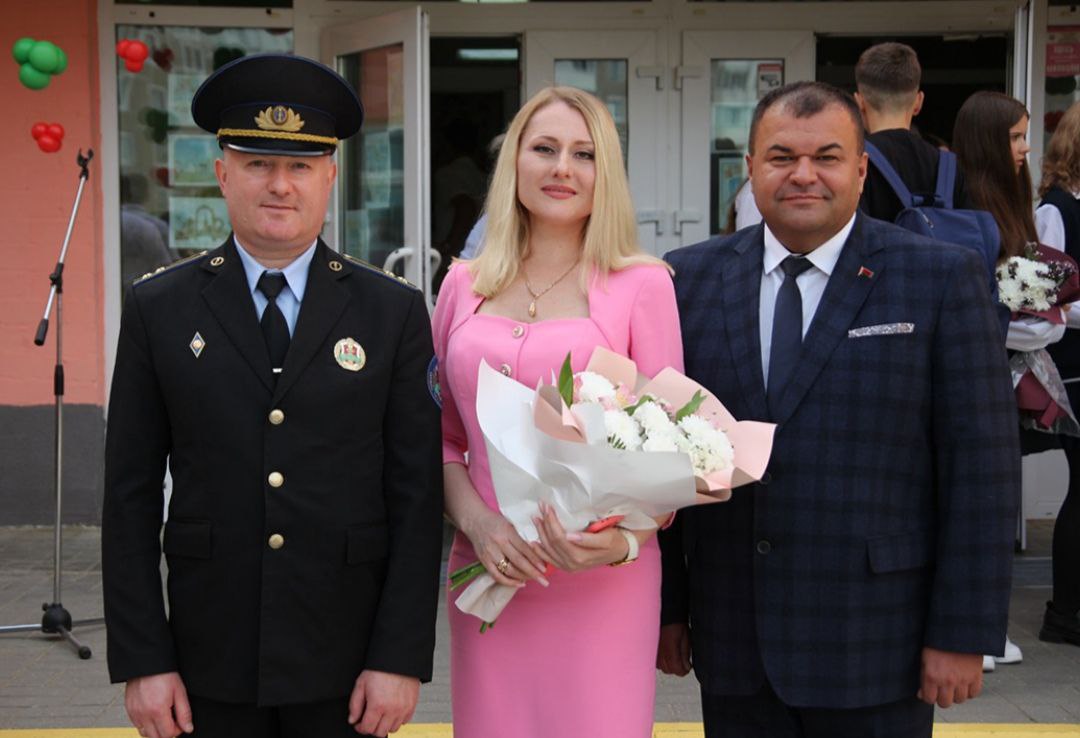Труд педагога — тяжелый и ответственный. Депутат Галина Беляева поздравила педагогов и учащихся с Днем знаний