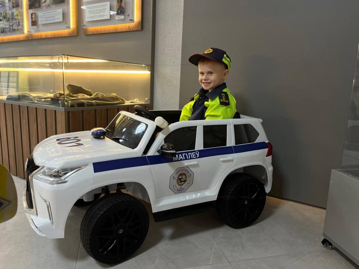 Госавтоинспектор в Могилеве передала деньги на лечение ребенка