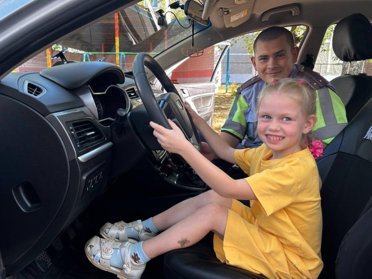 Сотрудники ГАИ напомнили о правилах перевозки детей в авто