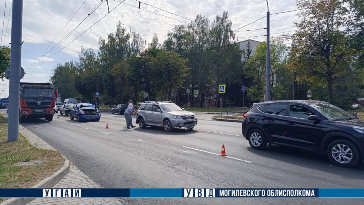 В Могилеве мужчина отвлекся за рулем, что привело к ДТП