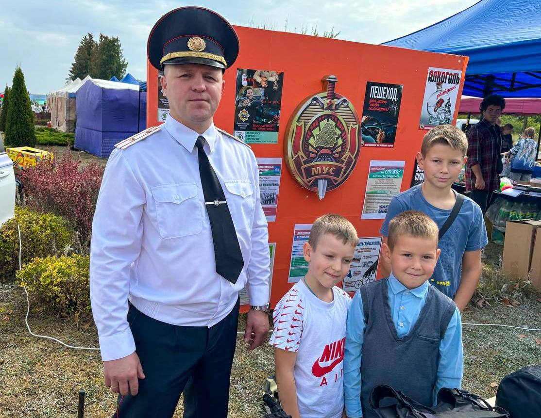 Милиционеры обеспечивают безопасность во время празднования 500-летнего юбилея Круглого