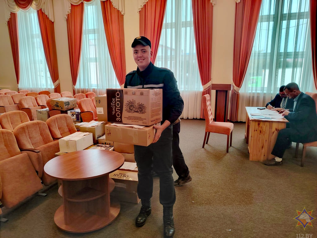Мстиславские спасатели приняли участие в погрузке гуманитарной помощи в рамках акции «Спина к спине»