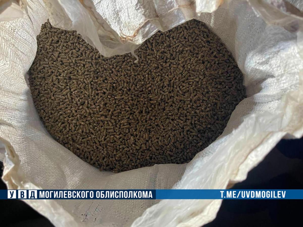 Полтонны кукурузы и 900 кг комбикорма не довез до ферм водитель из Осиповичского района