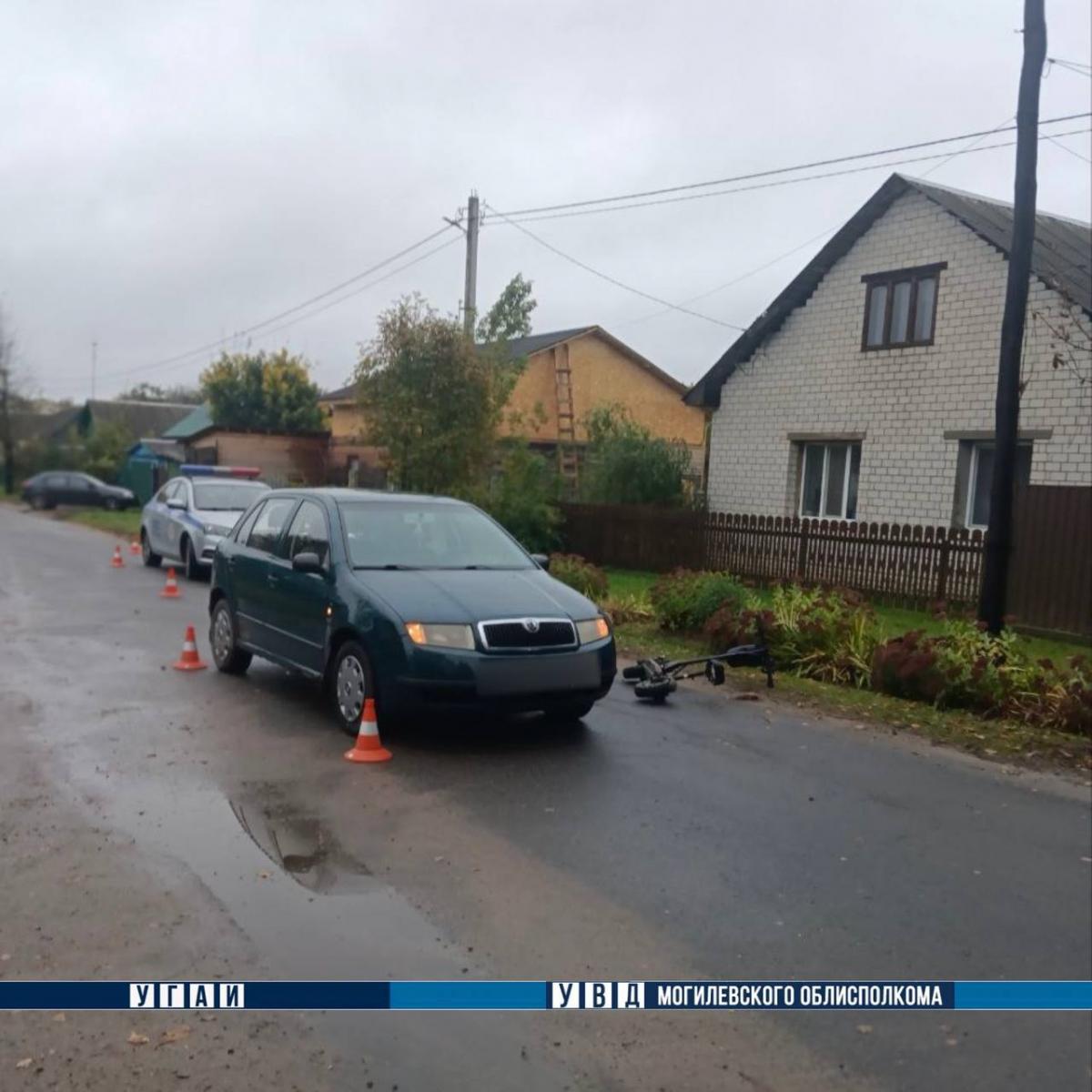 Автомобиль в Черикове совершил наезд на двух подростков на электросамокате