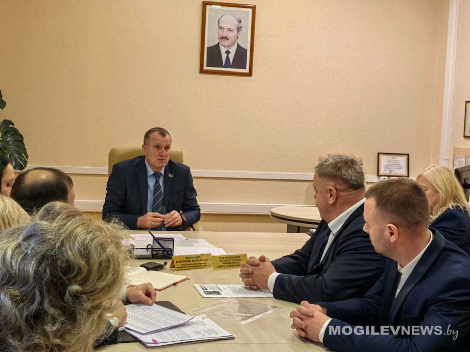 Анатолий Исаченко провел личный прием граждан в Могилеве