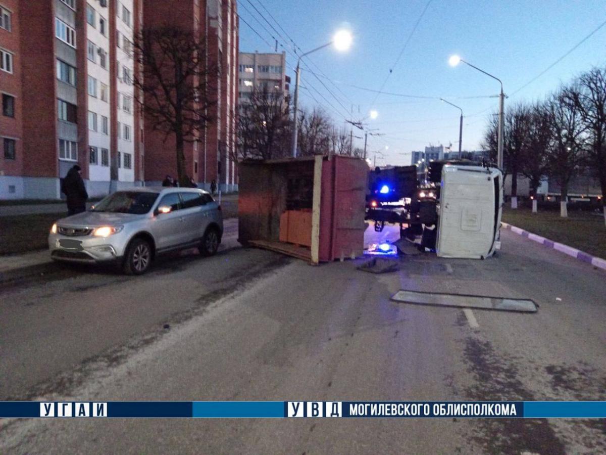 На кольце Гагарина в Могилеве опрокинулся МАЗ