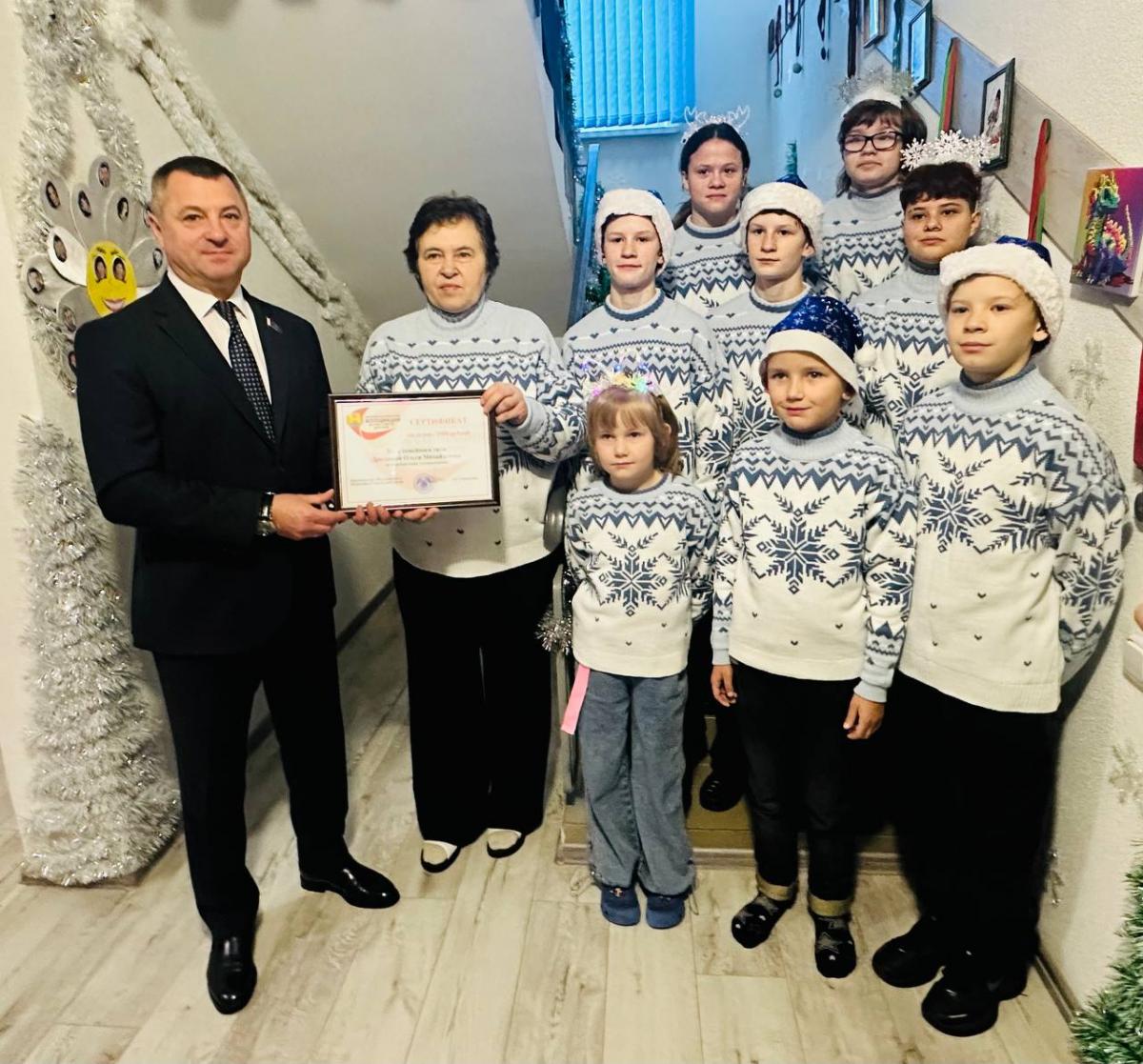 В Горках Александр Горошкин поздравил воспитанников дома семейного типа. Фото