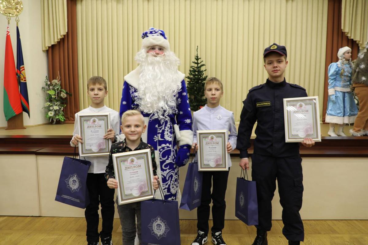 Награды и дипломы победителю и призерам конкурса детских видеороликов вручили в УВД облисполкома