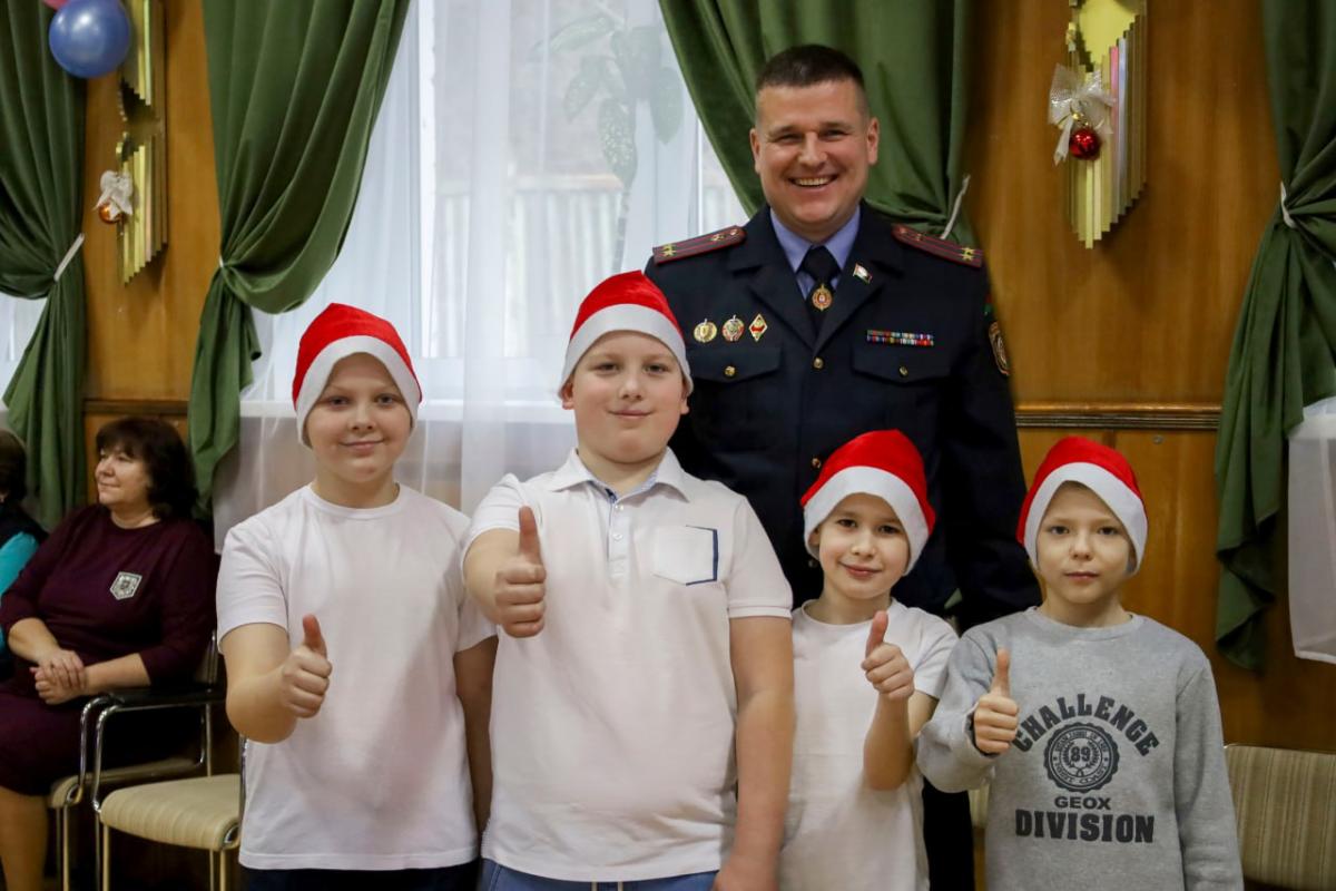 Милиционеры Ленинского РУВД Могилева передали деньги детям