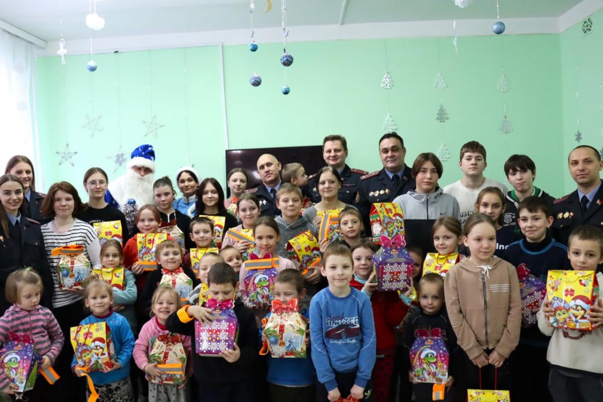 Правоохранители поздравили детей с Новым годом