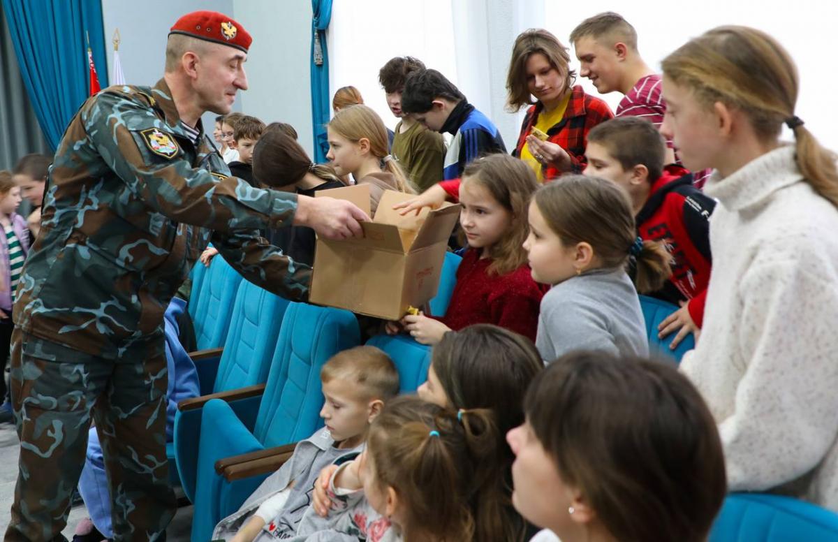Руководство могилевского ОМОН поздравило маленьких пациентов больницы