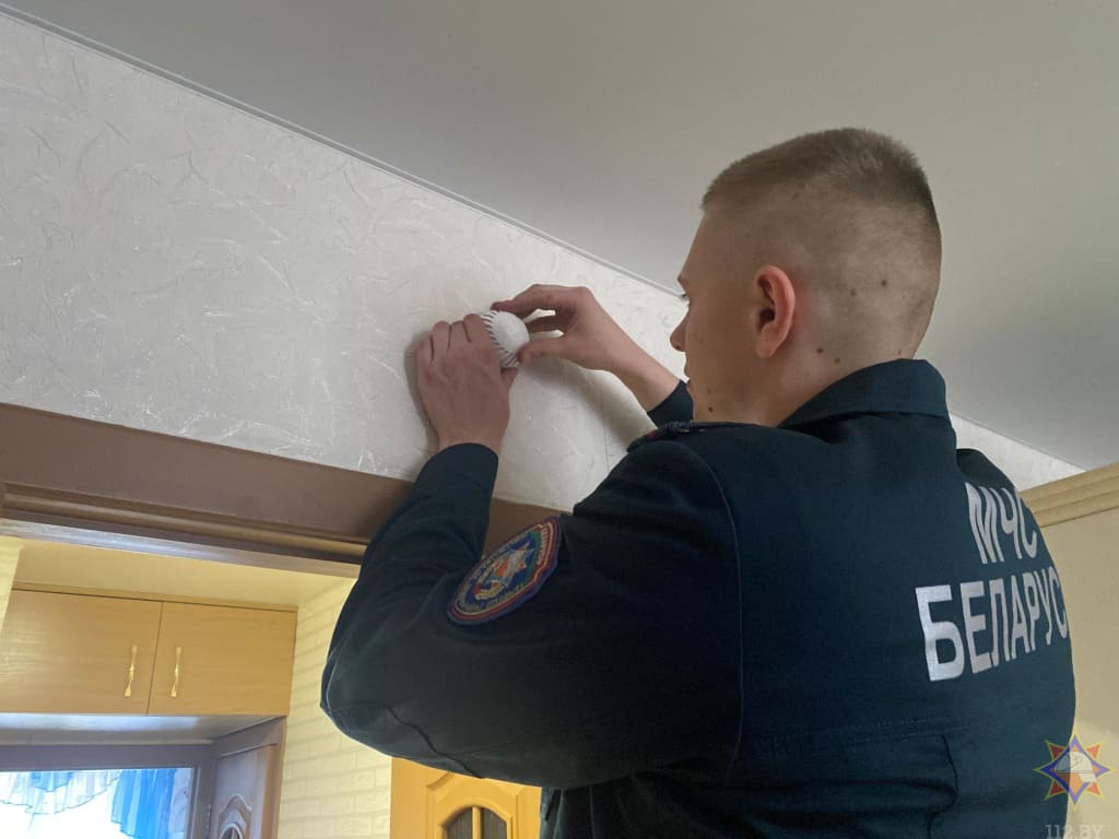 Одиноким пенсионерам в Горках помогли в установке пожарного извещателя