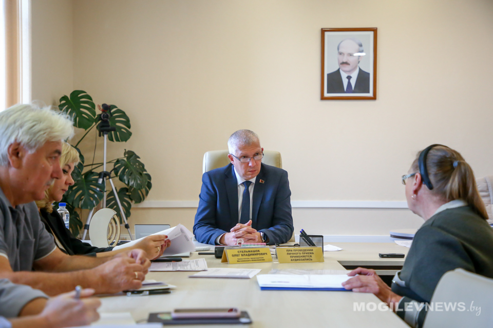 Личный прием граждан провел заместитель председателя облисполкома Олег Стельмашок