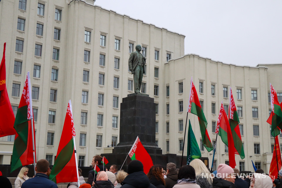 Торжественный митинг, посвященный 107-й годовщине Октябрьской революции, прошел в Могилеве. Фото