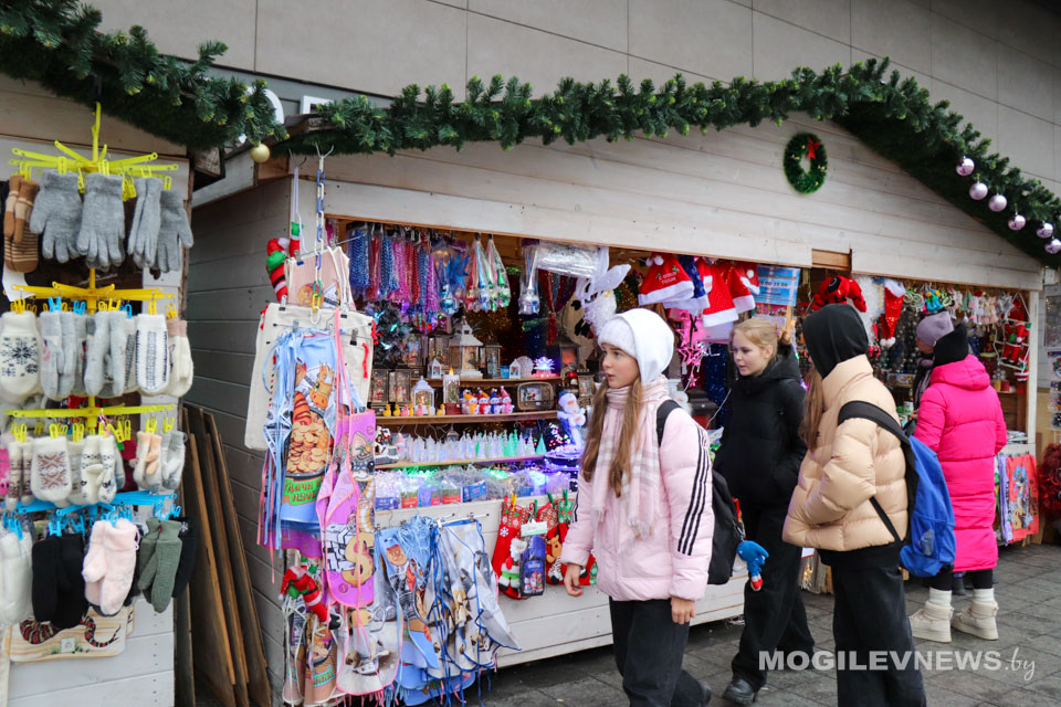Новогодняя ярмарка проходит в Могилеве. Фото