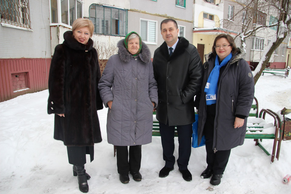 Акция «От всей души»: работники Беларусбанка поздравили с новогодними праздниками своих ветеранов в Могилеве