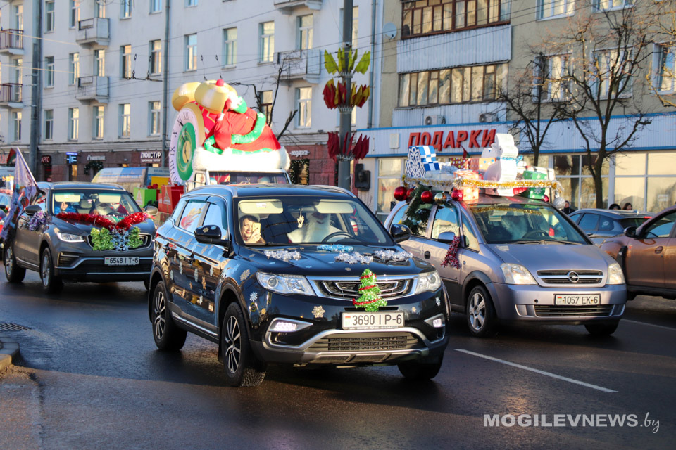 Ярко и волшебно! Новогодний автопарад «За рулем Дед Мороз» прошел в Могилеве. Фото