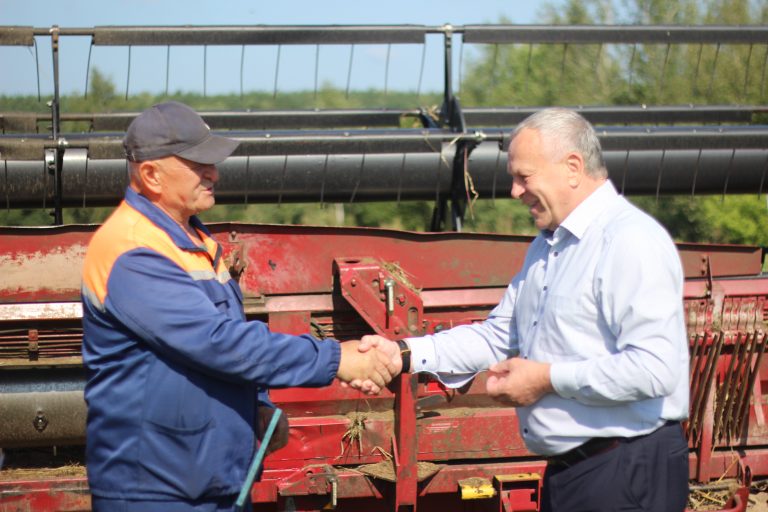 Более 60 тружеников полей отмечены профсоюзными наградами