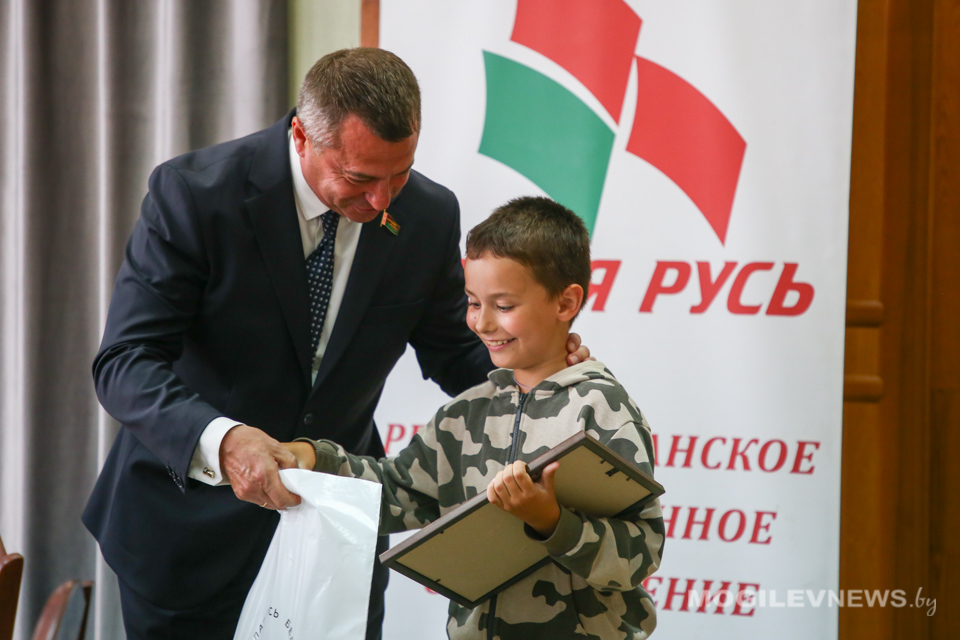 Александр Горошкин наградил талантливую молодежь. Фото