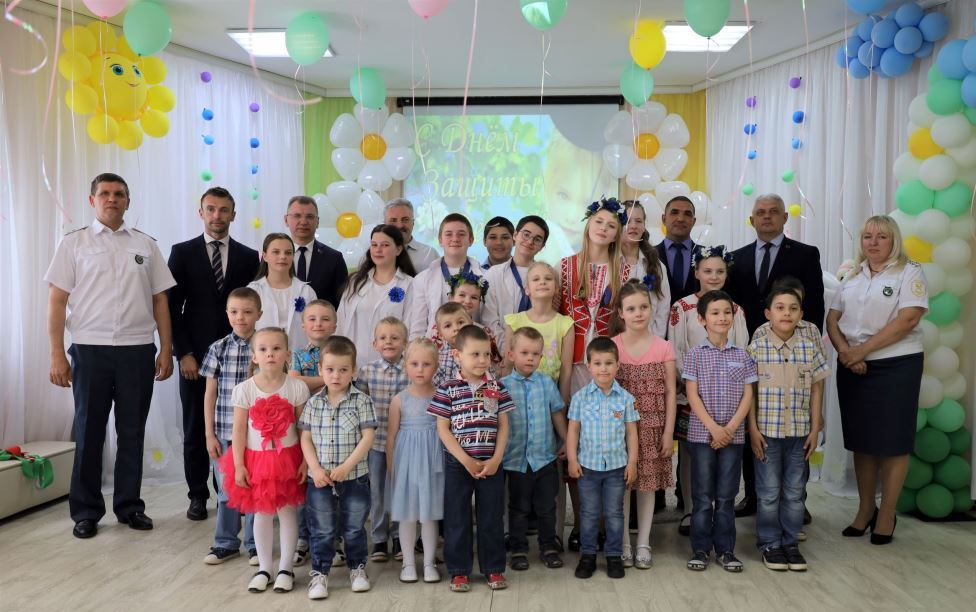 Председатель ГТК РБ Владимир Орловский поздравил воспитанников социально-педагогического центра Октябрьского района Могилева с Международным днем защиты детей. Фото