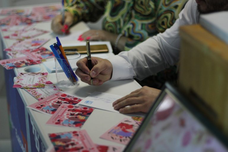 Открытки ко Дню пожилых людей подписали в областном Доме профсоюзов