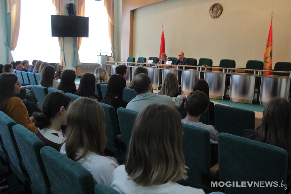 В Могилевском областном суде обсудили вопросы семейного права с будущими юристами.