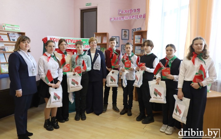 «Белая Русь» поздравила юных жителей Дрибинского района с получением паспортов